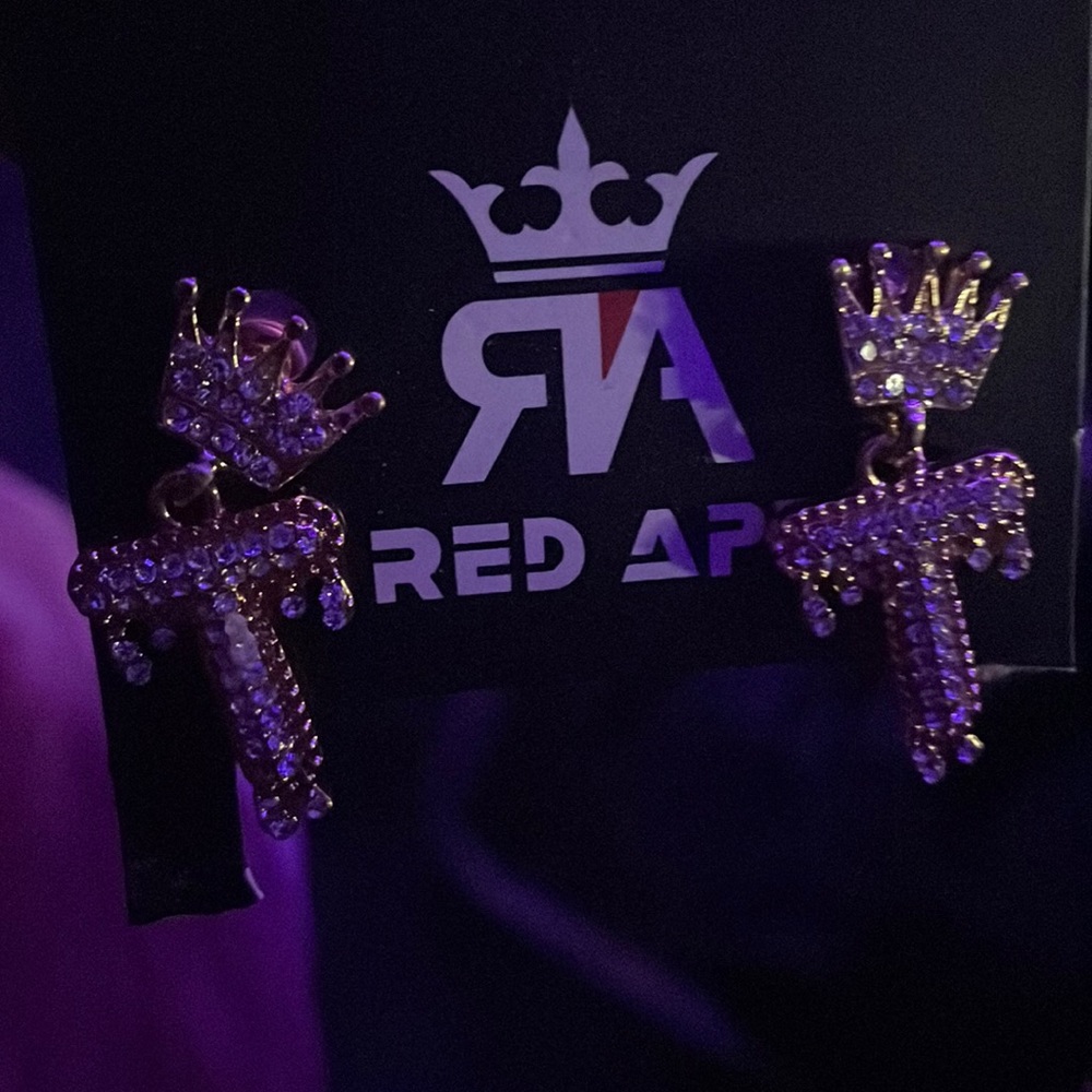 T- earring , my name starts with an A tho😂 lol these are very cute